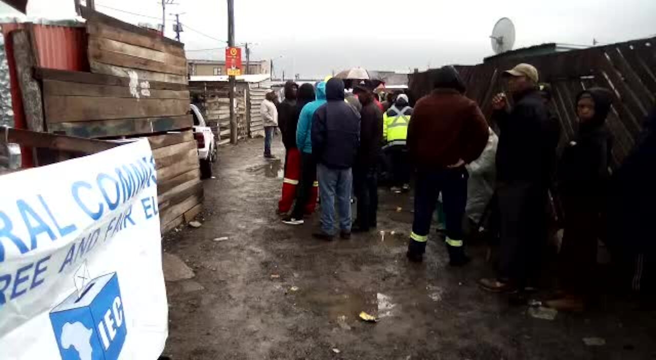 Rain and long queues dampen voting day spirits in Cape Town (HTj)
