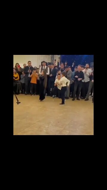 ДЕРЗКИЙ 😈 МАЛЕНЬКИЙ МАЛЬЧИК КЛАССНО ТАНЦУЕТ ЛЕЗГИНКУ НА СВАДЬБЕ #shorts