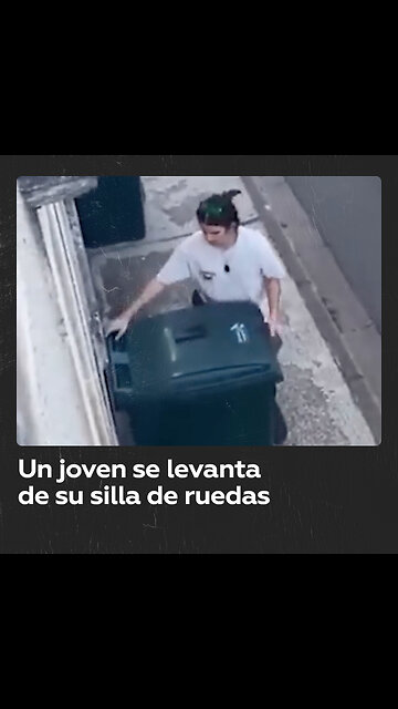 Un joven con aparente discapacidad se levanta de su silla de ruedas