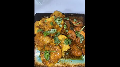 🦐Shrimps with fried plantains. Camarones con tostones.