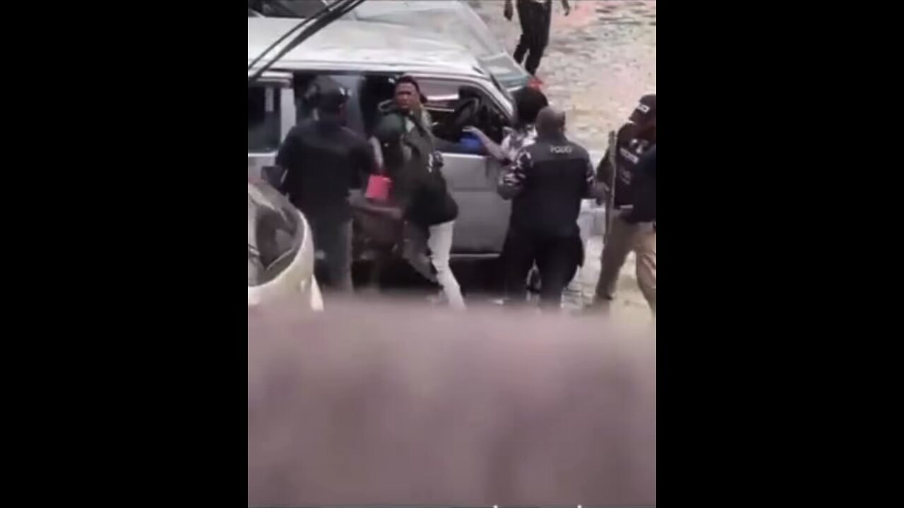 Nigeria 🇳🇬 police beating a young man 👨