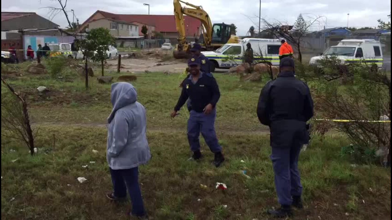 SOUTH AFRICA - Cape Town -Body of a new bornbaby was found in a drain (Video) (oDw)