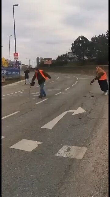 Karma for an oil protester in Germany 🇩🇪