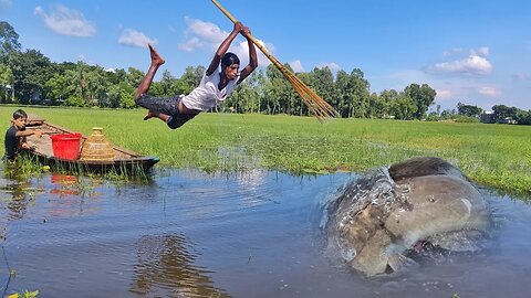 Traditional Fish Catch From Boat Jumping Flood Water!