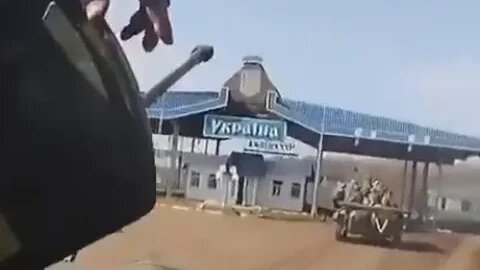 Не вірте оркам. Російські війська перетинають російсько-український кордон. Кадри з телефону рашиста