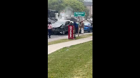 Witnesses help free driver from accident