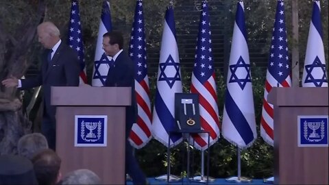 Biden shakes hands wIth air again as he receives the medal of honor in ISRAEL
