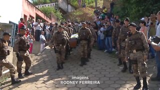 Soldado Arruda: emoção em Ipatinga durante sepultamento de PM morto durante troca de tiros em BH