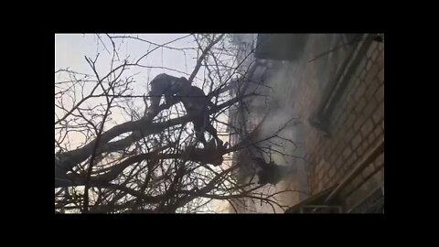 A Russian Marine Rescues An Elderly Disabled Person In Mariupol While Under Fire From Ukraine Forces