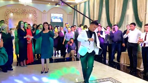 Лезгинка 2022 Девушки и Парни Танцуют Классно Чеченская Песня - карина