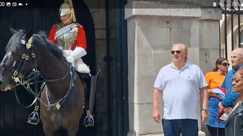 DONALD TRUMP LOOKING FOR BIDEN 😆 🤣 😂 #horseguardsparade