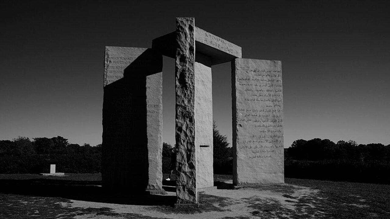 🔥 As misteriosas Pedras Guias da Geórgia (Georgia Guidestones): o que elas significam?