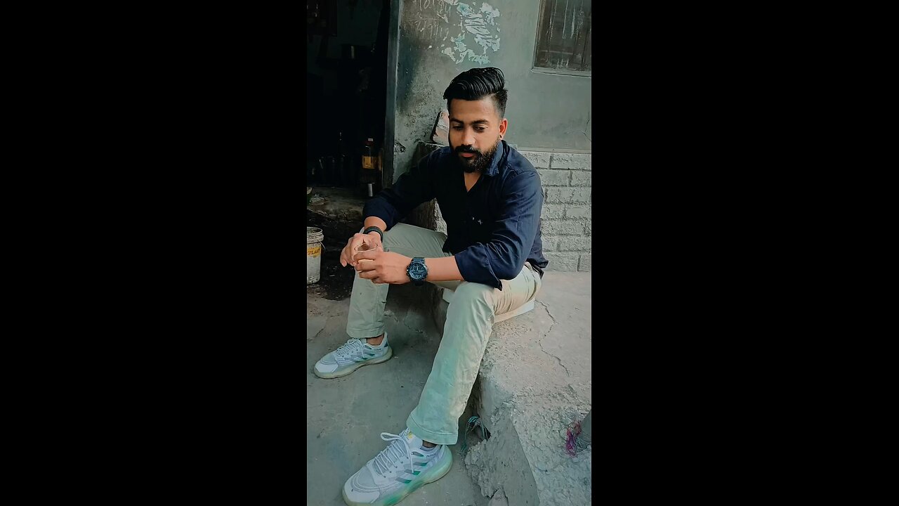 vah mujhe dur karne ki jid liye baitha hai