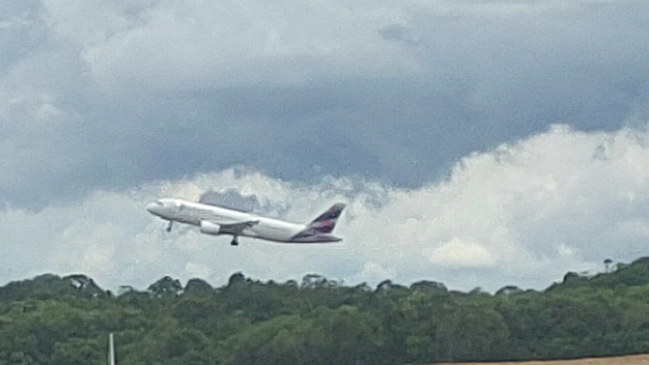 Airbus A320 PR-MHR decola de Manaus para Fortaleza