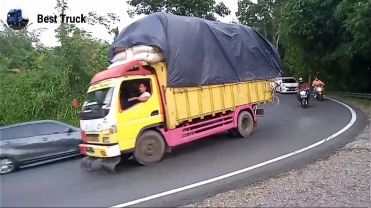 Truck bermuatan karung