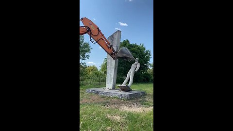 Lvov: Mentally disturbed Ukro-Nazis continue the "victories" over Soviet monuments