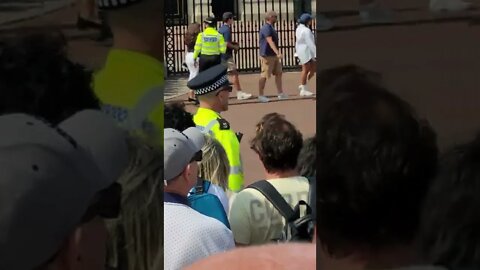 police looking for people sitting on the wall #buckinghampalace