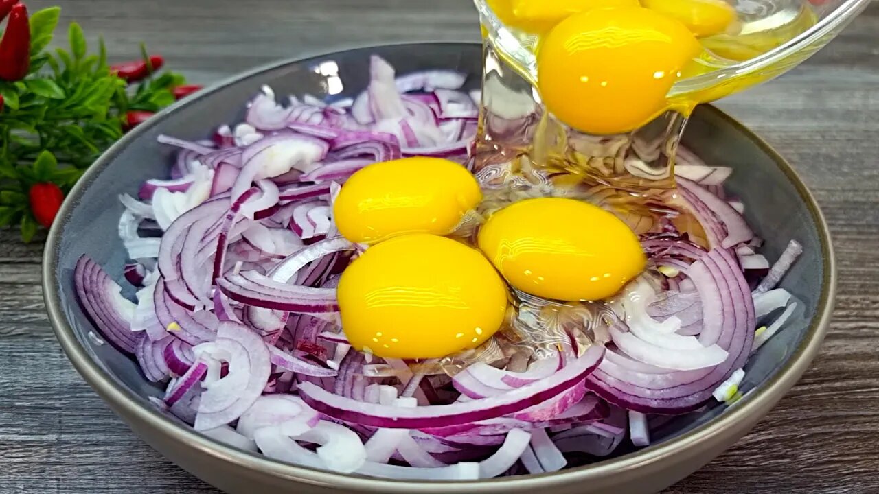 Just pour the egg on the onion and the result will be amazing! You will like it