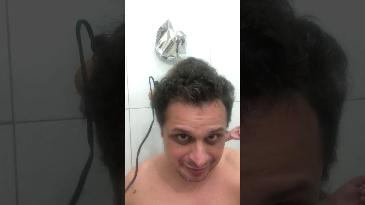 CORTEI O CABELO DO MEU PAPAI ( CRIANÇA CORTANDO O CABELO ) ( MUITO ENGRAÇADO )