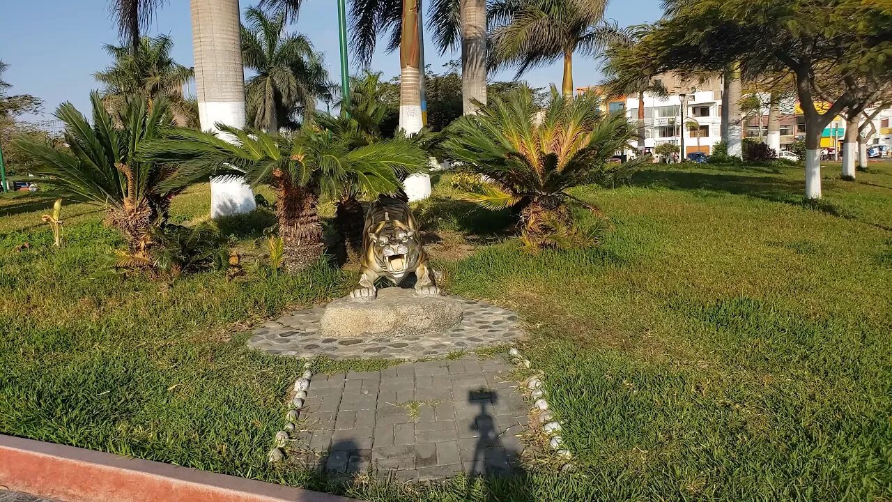 Plaza de Armas de Nuevo Chimbote - Perú - Video 8