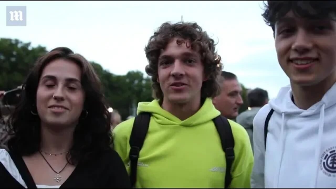 Video: People pay heartfelt tributes to the Queen outside Buckingham Palace