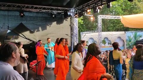 Guruji a dançar com os Swamis, JLF 2022