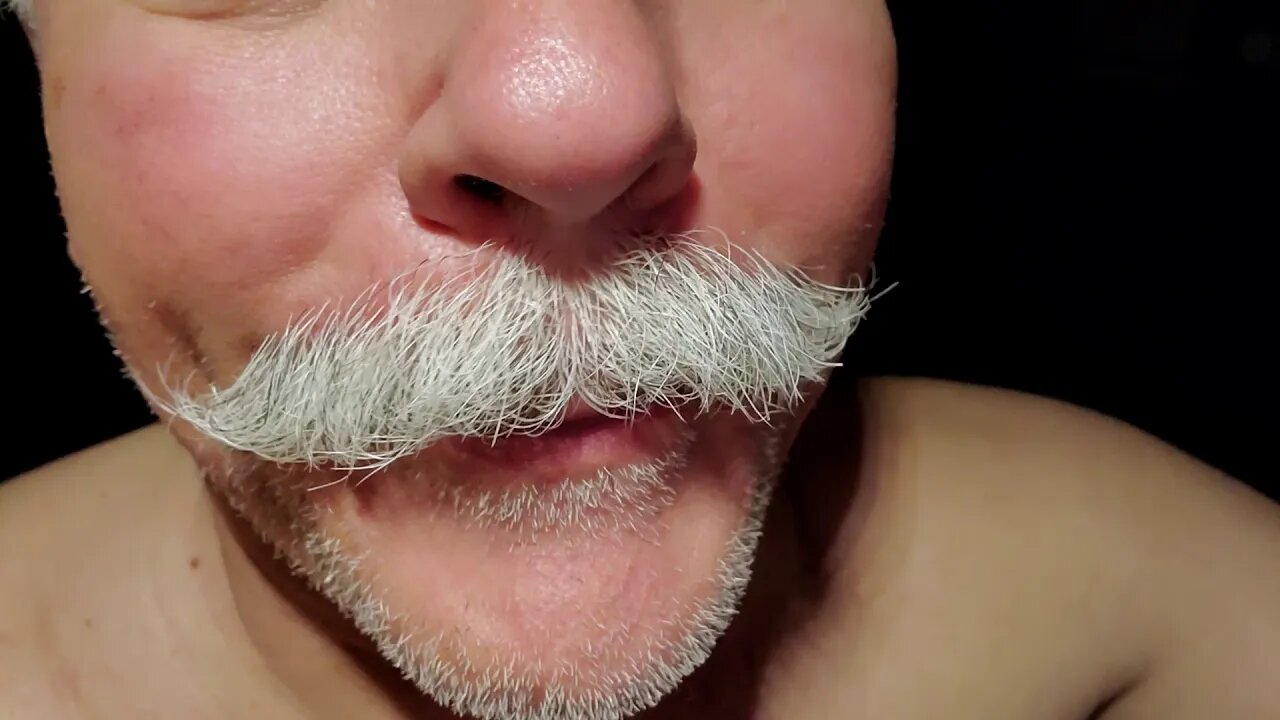 BIGOTE BAILANDO