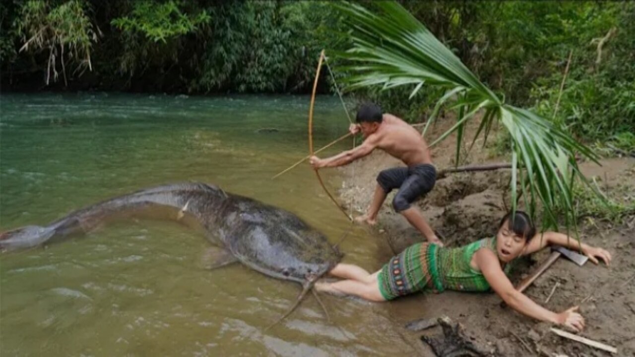 Survival Skills - Primitive Life 100 Days Solo Bushcraft Relax Meet Big Fish In Mud Crack Attack