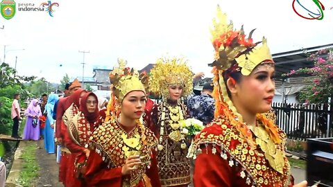 PENGANTIN BERPAKAIAN ADAT PALEMBANG MENUJU PELAMINAN DI IRINGI KELUARGA DAN KERABAT KAMPUNG.