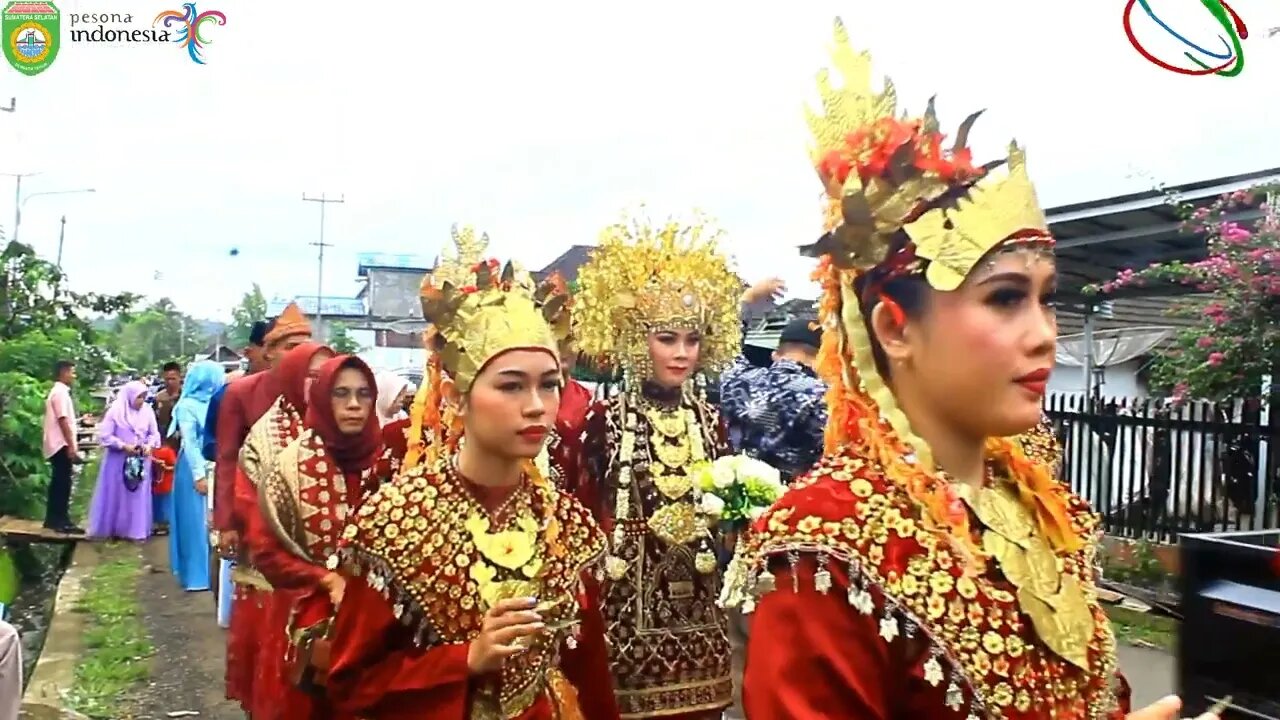 PENGANTIN BERPAKAIAN ADAT PALEMBANG MENUJU PELAMINAN DI IRINGI KELUARGA DAN KERABAT KAMPUNG.