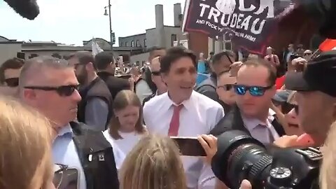 🇨🇦 People met Canadian Prime Minister Justin Trudeau calling him a traitor.