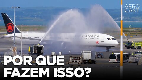 Por que dão BANHO em um avião?