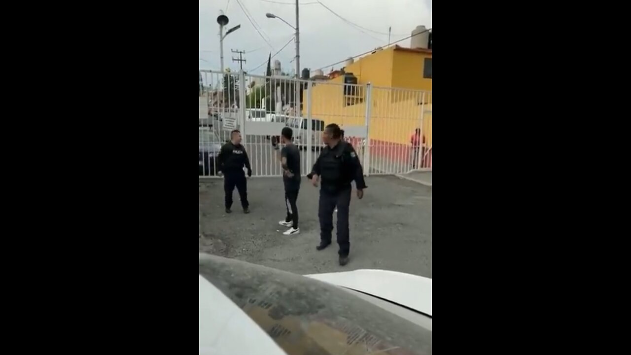 Mexican Cop Gets Jumped By A Suspect In Front Of His Colleague