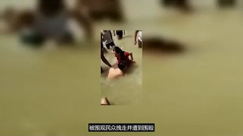 印度夫妻在“圣河”接吻惹众怒 男方被拽走遭围殴，在印度社交网络上引发争议。