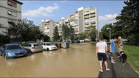 U Gajnicama pukla cijev, poplavila ulicu i parkiralište