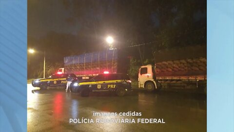 PRF em Teofilo Otoni: Foragido preso caminhões com carvão e brinquedos sem nota fiscal apreendidos