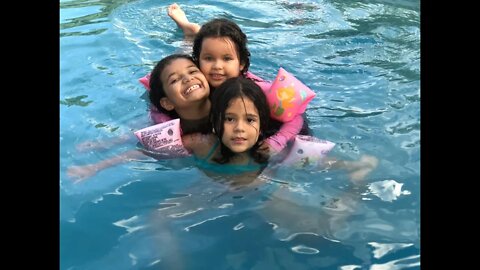 BRINCANDO NA PISCINA COM AS MINHAS PRIMAS NO SÍTIO [ CRIANCAS ] DIA DIVERTIDO MUITO LEGAL #shorts