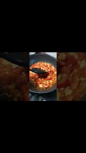 西红柿炒蛋。scrambled eggs with tomatoes