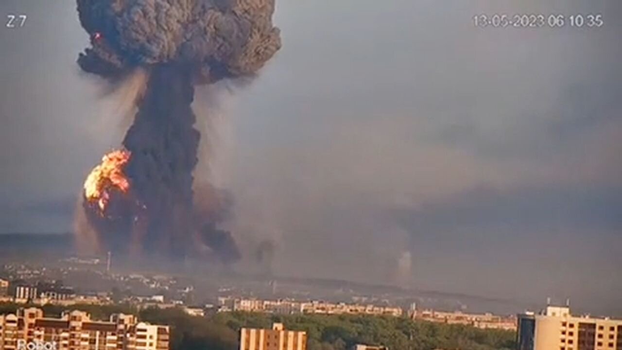 Záběry ruského raketového úderu na 649. letecký sklad ve městě Chmelnyckyj