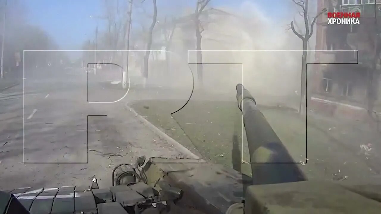🤬 This video should be seen worldwide‼️ The tank of the Russian military forces is shooting ON HOUSE