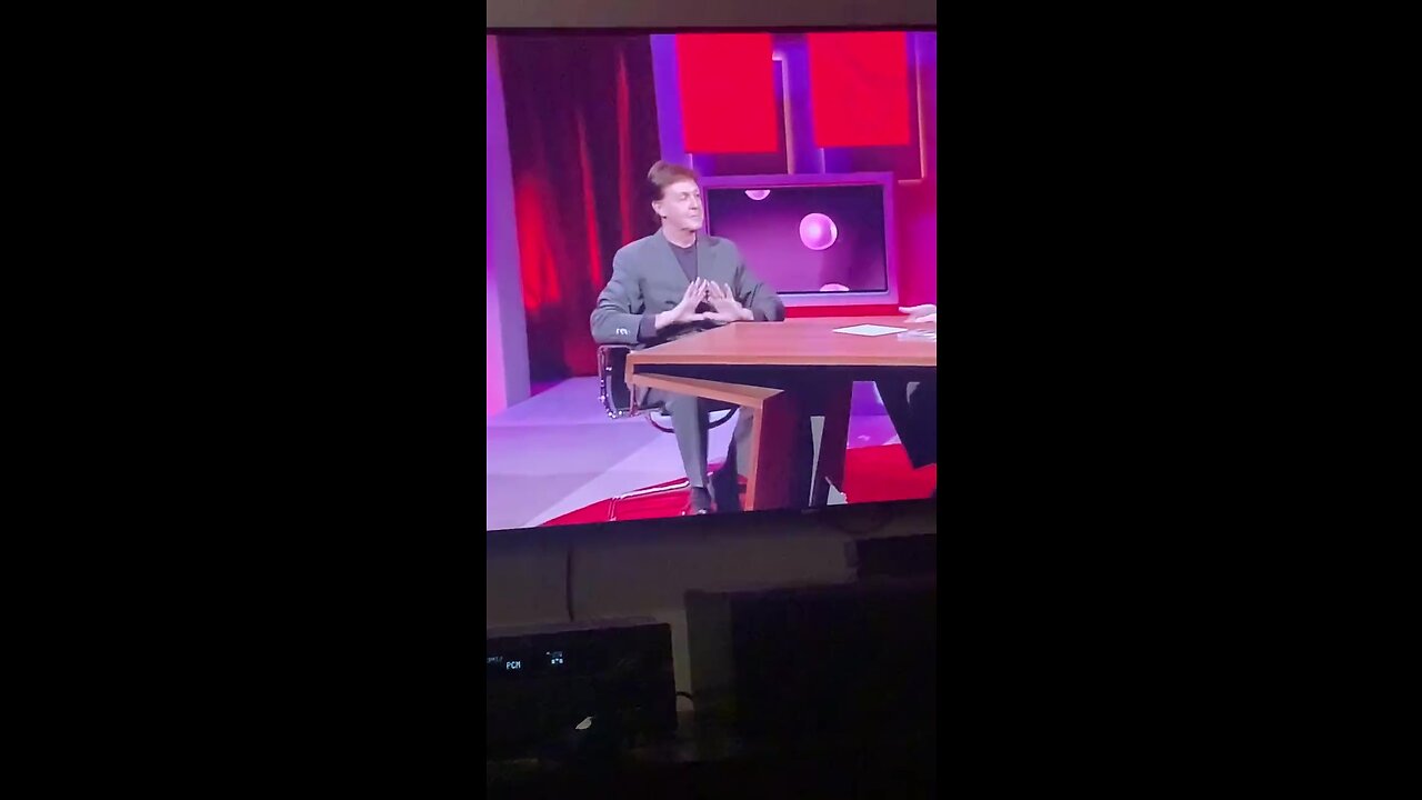 Paul McCartney haciendo un Mudra o Signo Masónico (triángulo) (agosto 2022)
