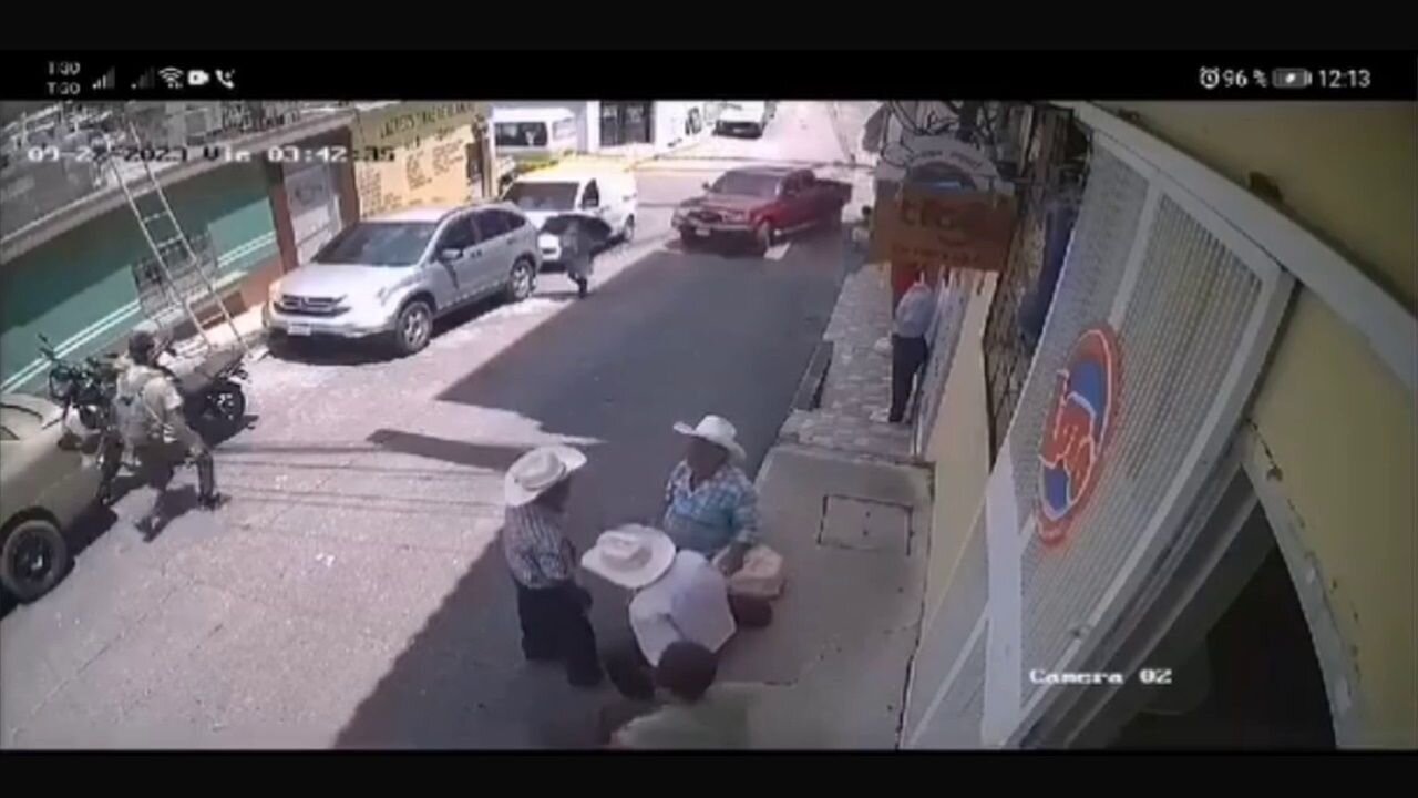 Honduras 🇭🇳 Guy suffered sudden heart attack then gets crushed by car