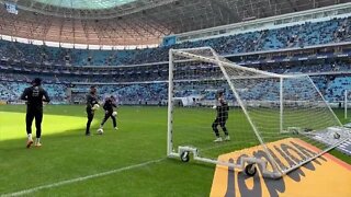 Goleiros do Vasco se aquecendo para enfrentar o Grêmio