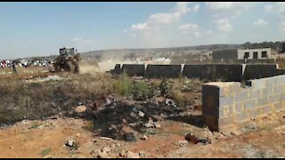 SOUTH AFRICA - Johannesburg - Land grabs in Lenesia (videos) (wwC)