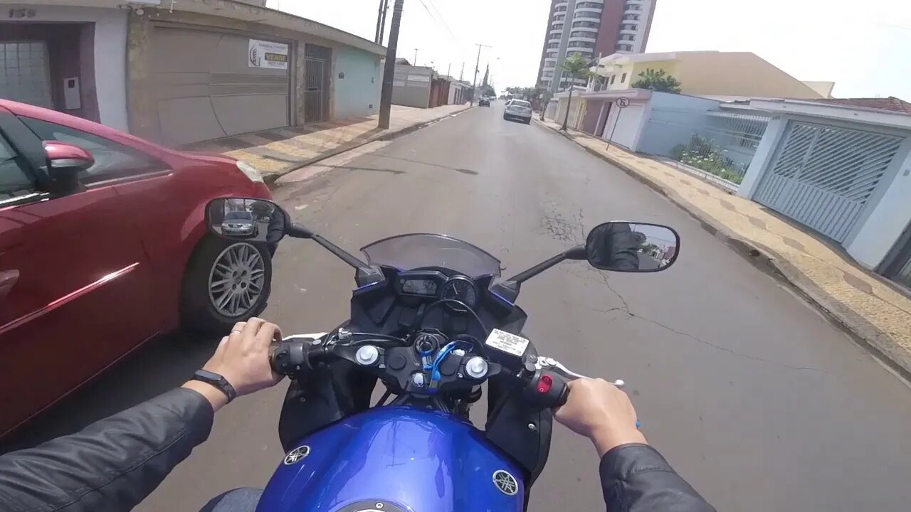 XJ6F Levando a irmã no trabalho