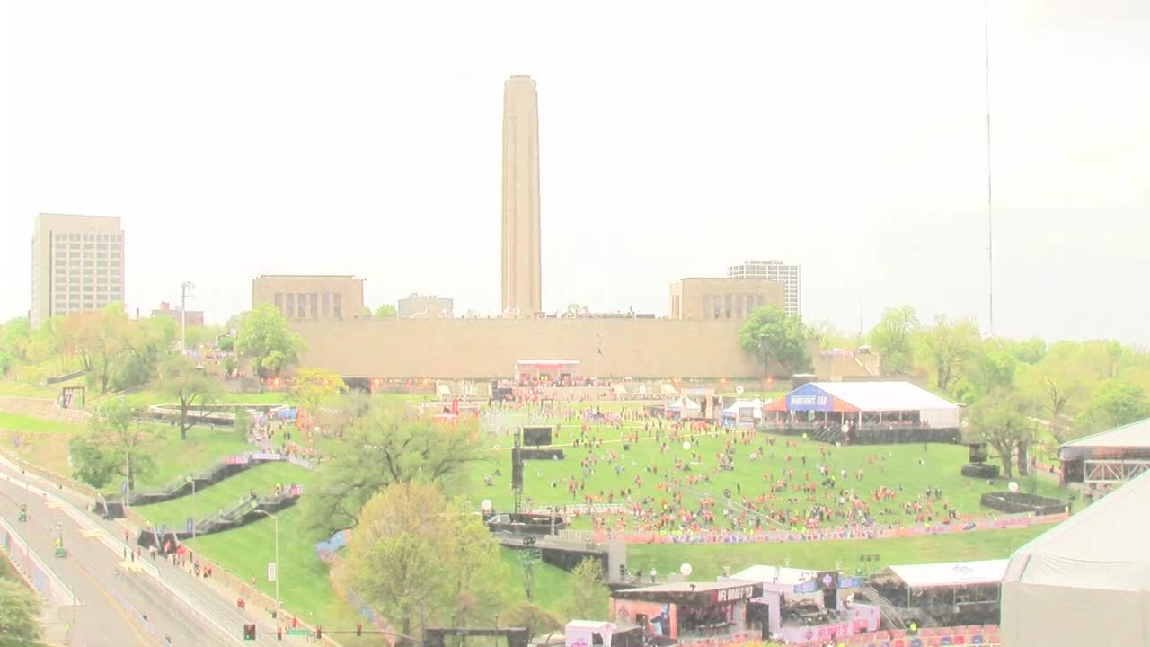 Fans fill up Liberty Memorial Lawn