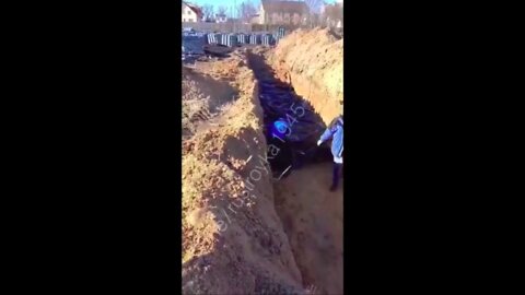 "Bucha massacre" mass grave hoax. First clip local health authorities dumping bodies. Second clip fake news.