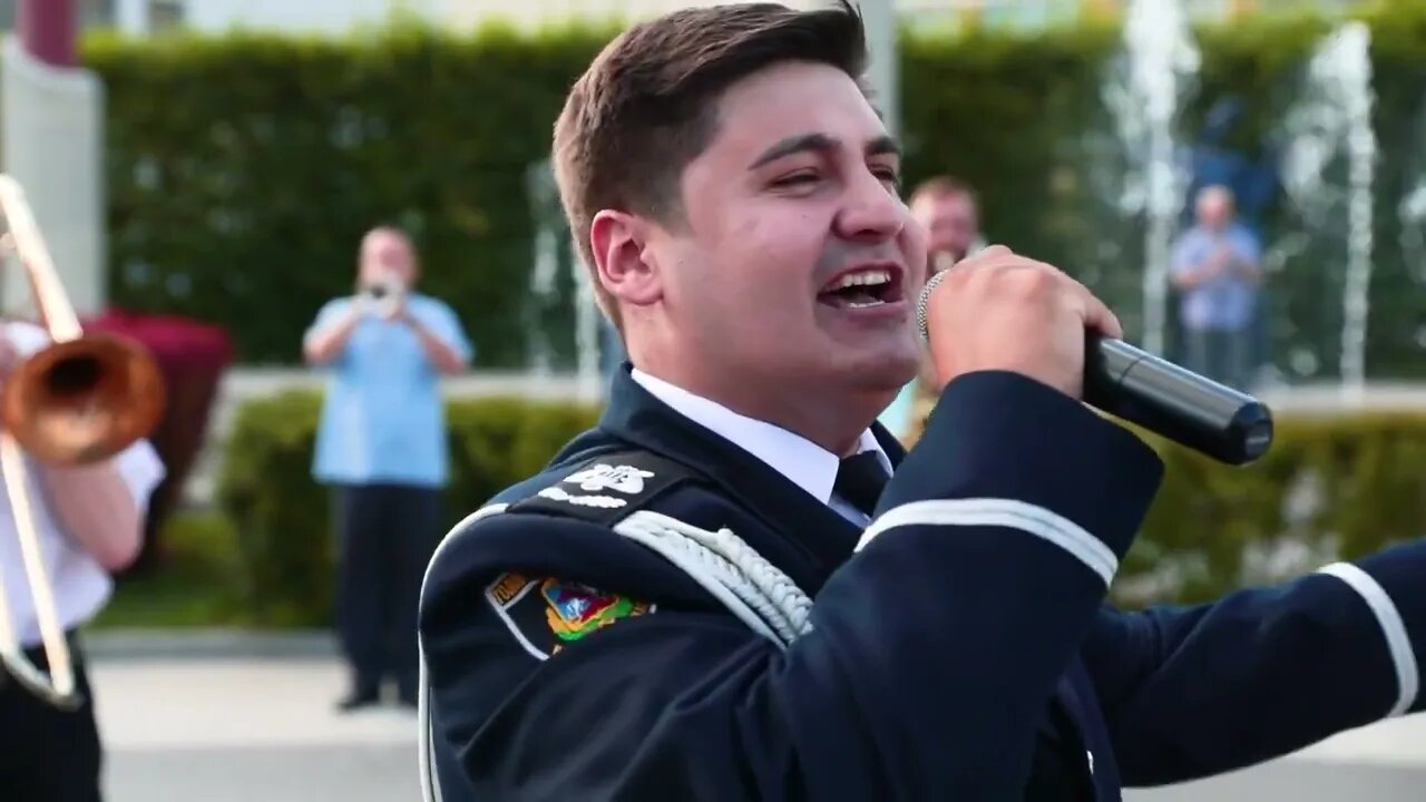 💙💛 «Ой у лузі червона калина», поліцейські Київщини заспівали разом із жителями міста-героя Ірпеня