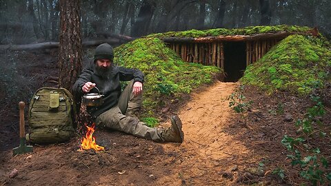 How to Build warm and cozy survival shelter in sand | Easily find food on the beach