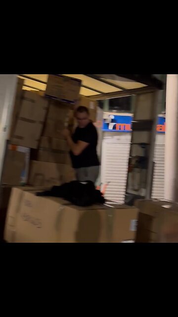 1.- Una camión y furgoneta de ayuda humanitaria de VOX a damnificados de la DANA sale de Tarragona